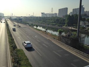 Streckenweise geht es nur entlang der Schnellstraße weiter …