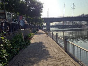 Hier endet der Uferweg. Das Rad wird zur nächsten Straße hochgetragen