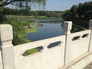 Überall wo es sich anbietet hocken die Angler am Wenyu-Fluss